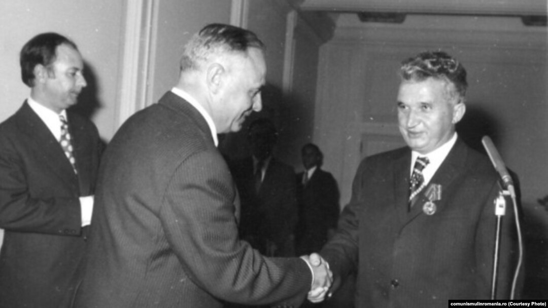 Ceaușescu decorat de ambasadorul URSS (1975) Sursa: comunismulinromania.ro (MNIR)