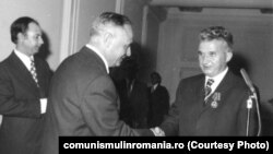 Ceaușescu decorat de ambasadorul URSS (1975) Sursa: comunismulinromania.ro (MNIR)