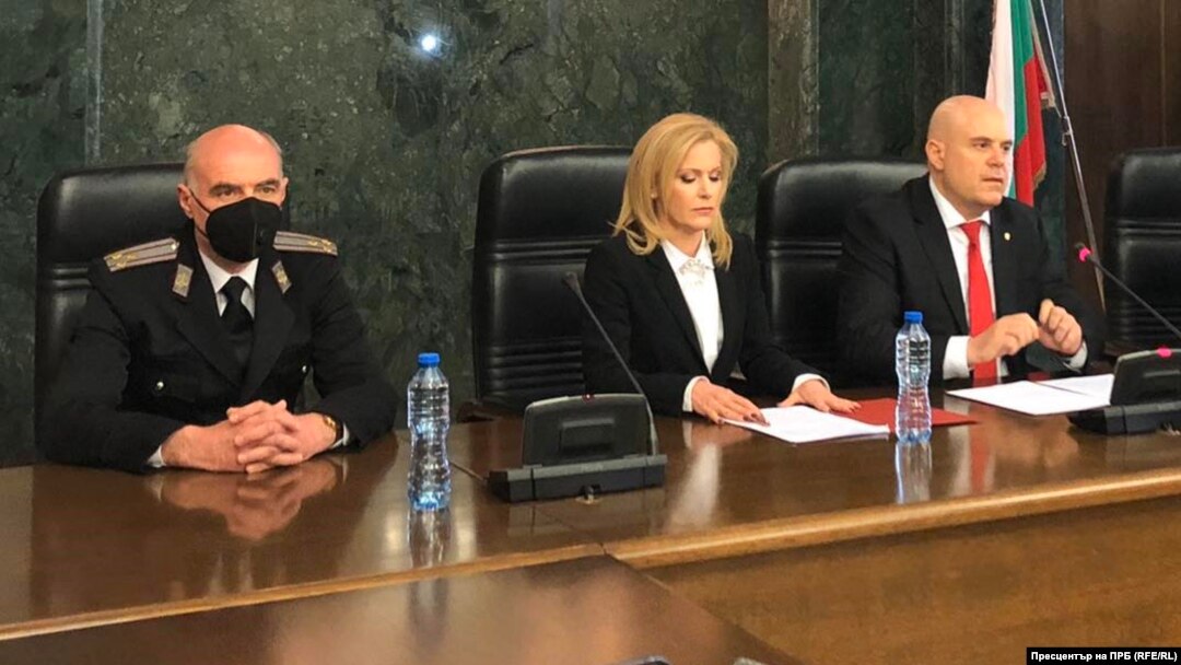 Spokeswomen Siika Mileva (center) and Prosecutor-General Ivan Geshev (right)