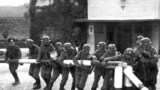 Немецкие солдаты убирают пограничный шлагбаум в Сопоте, 1 сентября 1939