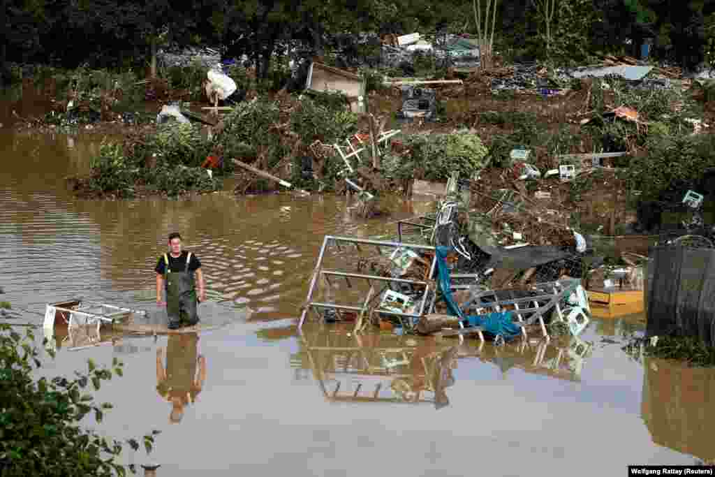 Еден човек оди низ вода во област погодена од поплави по обилните врнежи од дожд во Бад Ноенахр-Ахрвајлер, Германија, 15 јули 2021 година.