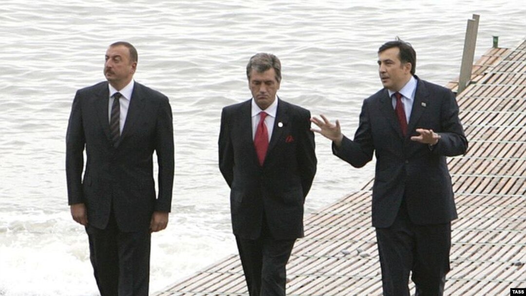 Presidents Ilham Aliyev (left), Viktor Yushchenko, and Mikheil Saakashvili at the GUAM summit in Batumi