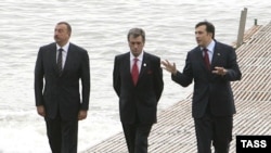 Presidents Ilham Aliyev (left), Viktor Yushchenko, and Mikheil Saakashvili at the GUAM summit in Batumi