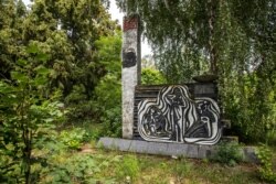 Теремці, Україна. Цей пам'ятник був побудований на місці нацистської в'язниці, де було страчено кілька місцевих партизанів. Вигравіруваний вірш говорить: «У пам'яті каменю / В пам'яті серця / Кожне з цих імен ніколи не буде стерто»