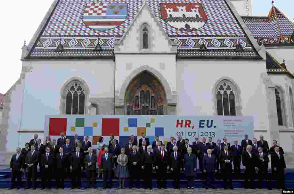 Zajednička fotografija hrvatskog predsjednika Ive Josipovića i premijera Zoran Milanovića sa gostima iz EU i sa Balkana na Trgu Sv. Marka u Zagrebu.