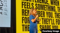 რებეკა ასე წარადგენს თავს: ფრანგი, რომელიც ინგლისურად ფრანგული აქცენტის გარეშე ლაპარაკობს და ცნობისმოყვარე ადამიანი, რომელმაც პოდკასტერობა იმიტომ დაიწყო, რომ კერპებთან საუბრის შესაძლებლობა მისცემოდა. 