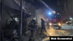 Газ жарылған дәмхана аумағында жүрген жедел қызмет мамандары. 27 ақпан 2026 жыл.