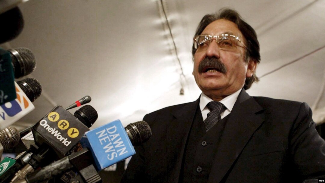 Chief Justice Iftikhar Muhammad Chaudhry announced the ruling in the 16-year-old case. (file photo)