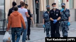 Russia -- The Russian National Guard (Rosgvardiya) soldiers and police officers patrol in downtown Moscow on June 8, 2020.