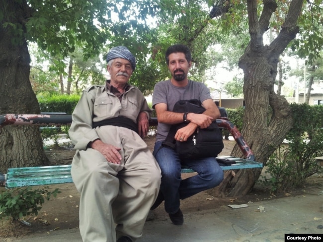 برهان احمدی (راست) به همراه قادر مولانپور در رشههرمه. آقای مولانپور در حمله شیمیایی، همسر، نوزادی که پس از حمله به دنیا آمد و سه فرزند دیگرش را از دست داد