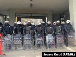 Po završetku protesta policija je ostala da čuva zgradu Skupštine grada, Novi Sad, 30. 12. 2024.