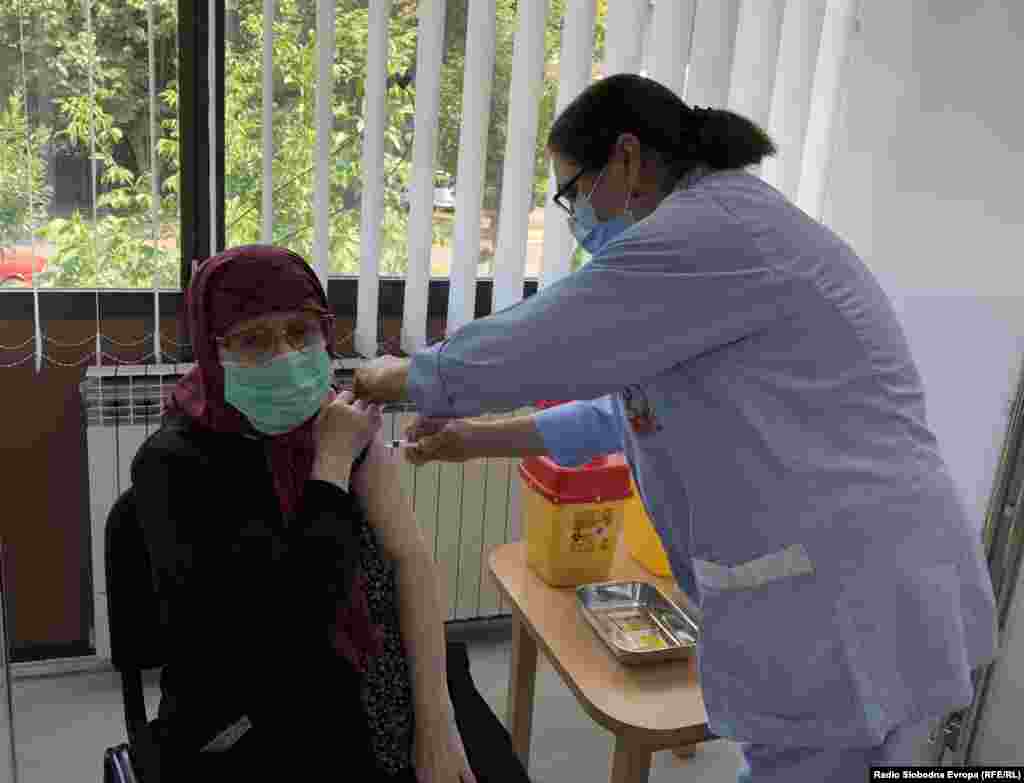 МАКЕДОНИЈА - Од денеска почна доброволно вакцинирање на деца од 12 до 16 години против ковид-19 со вакцината на Фајзер. Од денеска почна и вакцинирање против ковид-19 без закажување.