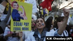 Pakistanly talyplar Halkara aýal-gyzlar gününi belleýärler. 