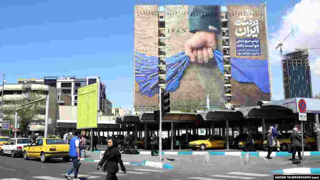 Propagandni bilbord u Teheranu, fotografisan 15. aprila, upućuje na krizu u Hormuškom moreuzu.