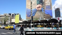 Bilbord u Teheranu na kojem piše "Zauvek u rukama Irana" o Ormuskom moreuzu, 15. april 2026.