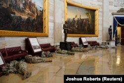 Нацгвардійці відпочивають у Капітолії перед голосуванням щодо імпічменту, Вашингтон, США, 13 січня 2021 року