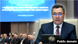 Президент Садыр Жапаров баштаган атайын кеңешме. "Азаттыктын" коллажы.