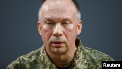 «Це ганебна історія, в тому плані, що вона взагалі існує в Збройних силах у країні, яка воює, де військові не мають гинути в тилу», – сказав головнокомандувач ЗСУ