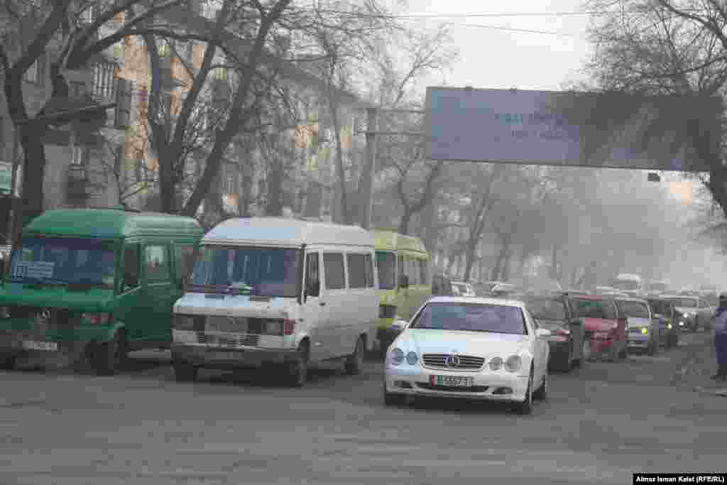 Жолдор тоңголок болуп, мунун айынан Бишкек көчөлөрүндө унаалардын тыгыны көбөйдү. 