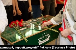 Открытие "парты героя" в школе №1 поселка Бреды, май 2025 года