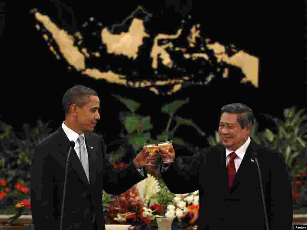 سوسیلو بامبانگ یودهویونو، رئیس جمهوری اندونزی (راست) و باراک اوباما، رییس جمهوری آمریکا - اندونزی