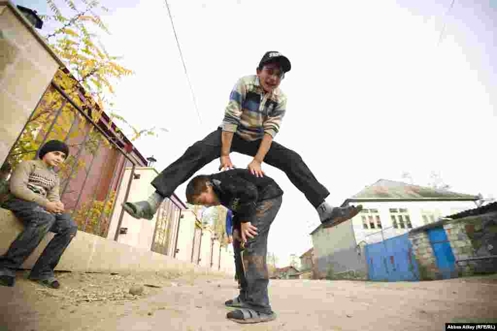 Kənddə Ənzəli oynayan uşaqlar.