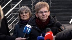 Ankica Fehir, majka Krunslava Fehira, i Nataša Kandić, osnovačica Fonda za humanitarno pravo, ispred Višeg suda u Beogradu 10. decembra 2025. godine.
