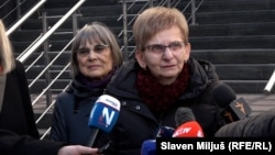 Ankica Fehir, majka Krunslava Fehira, i Nataša Kandić, osnovačica Fonda za humanitarno pravo, ispred Višeg suda u Beogradu 10. decembra 2025. godine.
