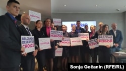 Zaposleni u mađarskoj avio kompaniji Wizz Air drže transparente protiv potencijanog ukidanja baze te kompanije na beogradskom aerodromu, Beograd, 18. jun 2026.