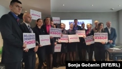 Zaposleni u mađarskoj avio kompaniji Wizz Air tokom konferencije za novinare drže transparente protiv potencijanog ukidanja baze te kompanije na beogradskom aerodromu, Beograd, 18. jun 2026.