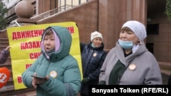 Министрлік алдында зейнет жасын төмендетуді талап етіп тұрған әйелдер. 1 қазан 2021 жыл.