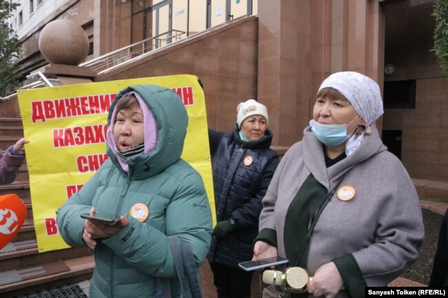 Акция протеста женщин, требующих снижения пенсионного возраста, Нур-Султан, 1 октября 2021 года