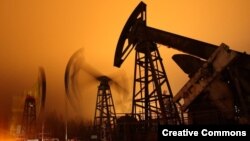 Добыча нефти, иллюстративное фото