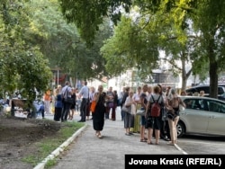 Grupa zaposlenih nalazi se ispred zgrade suda na kojoj su svi ulazi u utorak ujutru blokirani