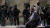 Palestinac se moli ispred džamije Al-Aqsa u Jerusalimu dok traju sukobi izraelske policije sa demonstrantima, 7. maj
