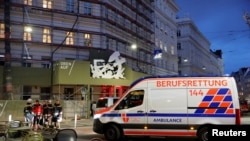 Hitna pomoć, vatrogasci i policija na mjestu nesreće u Beču, 17. marta 2026.