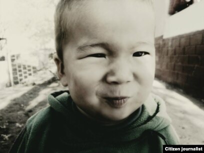 Қыздардың бұталарға сиып жатқан видеосы