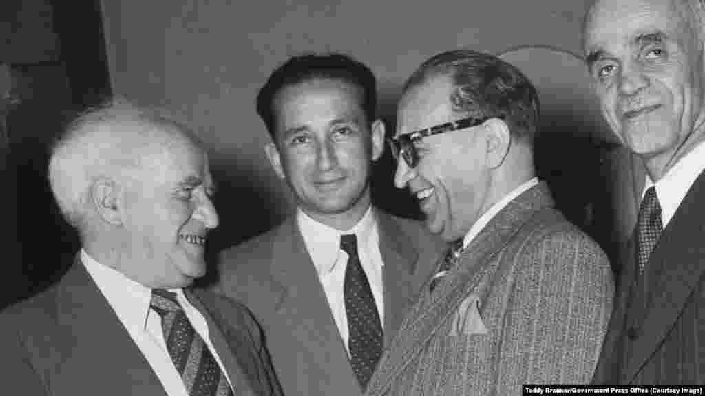 David Ben Gurion (balra), Izrael első miniszterelnöke találkozik Reza Szaffinia iráni diplomatával (j2) Jeruzsálemben, 1950-ben.A két ország közötti kapcsolatok olyan pozitívvá váltak, hogy végül napi járatok közlekedtek Teherán és Tel-Aviv között. Titokban Irán és Izrael még egy rakétarendszer közös kifejlesztésén is dolgozott.