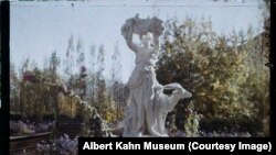 Кабулга жакын жердеги бакчадагы жаз. 1920-жылы Ооганстан Улуу Британиянын карамагынан чыгып, өзүн көз карандысыз мамлекет деп жарыялаган. Он жыл аралыгында өлкөнү ошол кездеги эмир Аманулла Хан башкарып турган. Ал жаңы түптөлгөн мамлекетти Батыштын стилинде, жаңыча башкарууга аракет кылган.&nbsp;<br />
<br />
&nbsp;