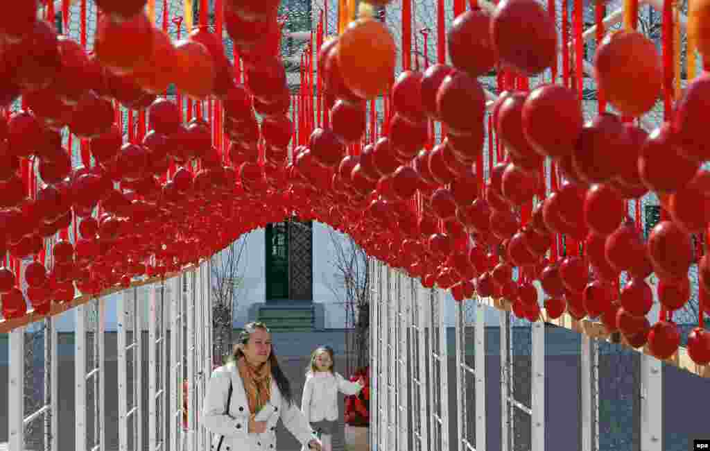 Ouă colorate și vizitatori la Festival de la Catedrala Sf. Sofia din Kiev, la 10 aprilie. &nbsp;