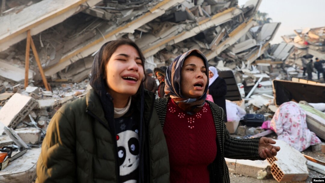 Două femei din Hatay/Turcia, fotografiate după cutremurul care a provocat moartea a peste 4.300 de persoane în Turcia și Siria. 