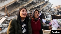 Două femei din Hatay/Turcia, fotografiate după cutremurul care a provocat moartea a peste 4.300 de persoane în Turcia și Siria. 