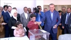 Votuesit turq miratojnë ndryshimet kushtetuese