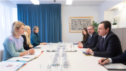 Kryeministri në detyrë i Kosovës, Albin Kurti (djathtas) me kryediplomaten e Bashkimit Evropian, Kaja Kallas në një takim të zhvilluar në maj të vitit 2025. Fotografi e publikuar nga Zyra e Kryeministrit të Kosovës.