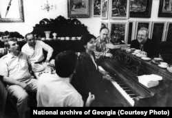 ნანი ბრეგვაძე მღერის ქართული კულტურის გავლენიანი წარმომადგენლებისათვის მხატვარ ზურაბ წერეთლის სახლში, თბილისში. 1970. რეჟისორი ელდარ შენგელაია ზის მარცხნივ, ხოლო წერეთელი მარჯვნიდან იყურება. საქართველოს ეროვნული არქივი. ფოტო წიგნიდან.