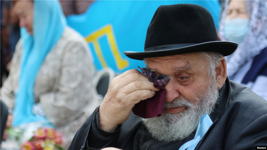 18 мая. День памяти жертв геноцида крымскотатарского народа 1944 года. Мужчина не сдержал слезы на траурном мероприятии в Евпатории