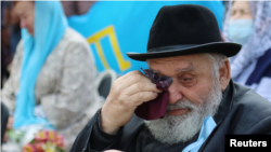 Мужчина плачет на траурном мероприятии, посвященном Дню памяти жертв геноцида крымскотатарского народа. Евпатория, 18 мая 2021 года