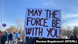 სტუდენტები ნოვი-სადისკენ ფეხით მიემართებიან - ტრანსპარანტებით, ზურგჩანთებითა და საძილე ტომრებით.