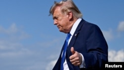 Američki predsjednik Donald Trump silazi sa Air Force one u New Jerseyu, 31. jula 2026. 