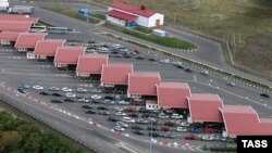 The Nekhoteyevka border crossing between Russia and Ukraine. Ukrainian border officials say Moscow has declared all goods from Ukraine to be "high risk."